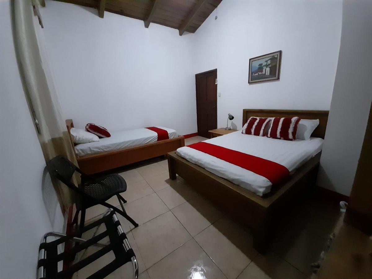 Hostal Blood Moon Rio Dulce Town Exteriör bild