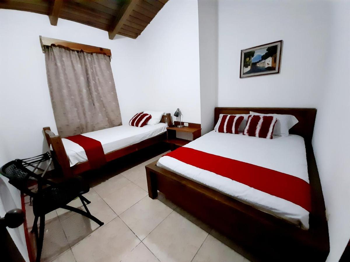 Hostal Blood Moon Rio Dulce Town Exteriör bild