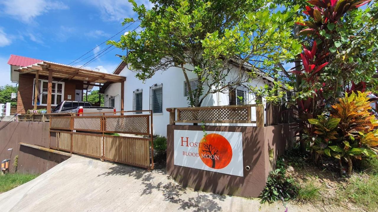 Hostal Blood Moon Rio Dulce Town Exteriör bild