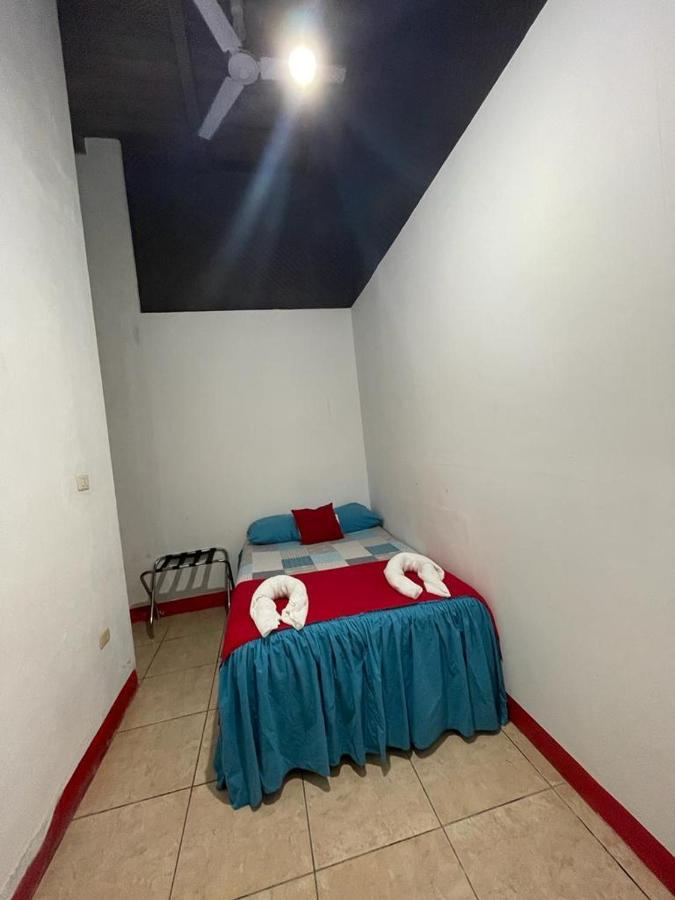 Hostal Blood Moon Rio Dulce Town Exteriör bild
